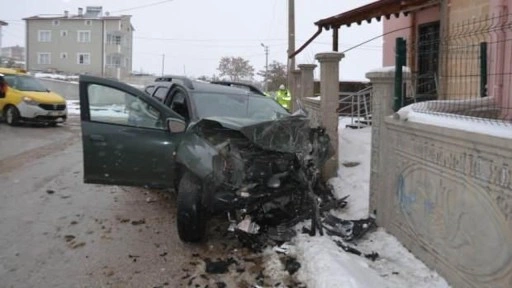 Sivas'ta araç cami duvarına çarptı: 2 yaralı