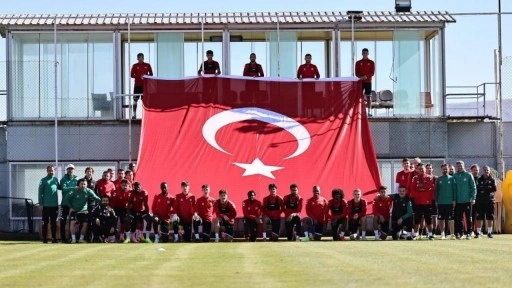 Sivasspor antrenmanda dev Türk bayrağı açtı