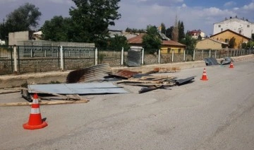 Sivas'ta şiddetli rüzgar; çatı uçtu, araçlar hasar gördü