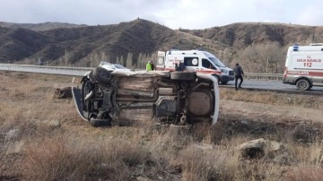 Sivas’ta virajı alamayan otomobil yan yattı: 2 yaralı