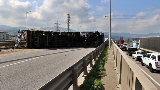 Şoförü arı soktu, TIR devrildi: Sürücü yaralandı, yol trafiğe kapandı