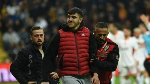 Süper Lig'de görülmemiş olay! Sahaya giren taraftar...