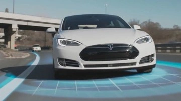 Sürücüsü Uyuyan Tesla, Otopilot Modunda Polisten Kaçtı