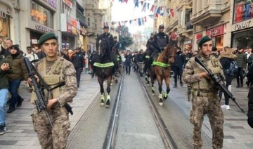 Taksim'de atlı polisler yılbaşı öncesi 'devriye' gezdi