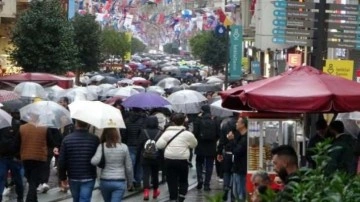 Taksim&rsquo;de yağmur ve rüzgar vatandaşlara zor anlar yaşattı