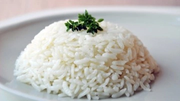 Tane tane dökülen bembeyaz pirinç pilavı için bunu yapın! İşin sırrı buzlu suda