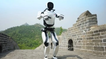 Tarihte İlk Kez Bir İnsansı Robot, Çin Seddi'ni Tırmandı!