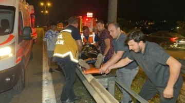 TEM’de tırdan devrilen yüklere otomobil çarptı, trafik felç oldu: 3 yaralı