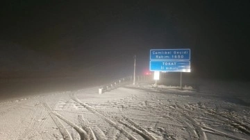 Tokat Çamlıbel’de sis ve kar yağışı etkili oldu