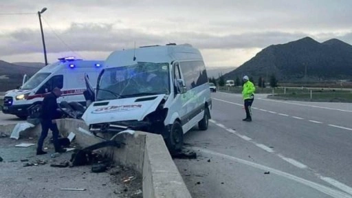 Tokat'ta İşçileri taşıyan minibüs beton bariyere çarptı! Çok sayıda yaralı var