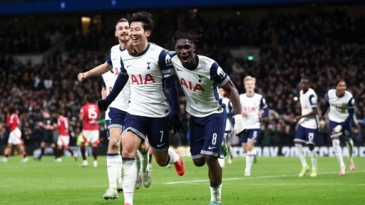 Tottenham, Manchester United'ı eledi! Altay Bayındır kornerden gol yedi