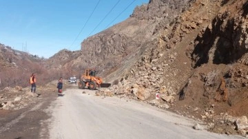 Tunceli-Erzincan karayolunda heyelan