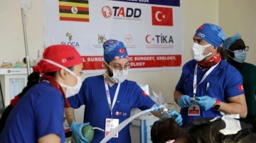 Türk gönüllü sağlık ekibi Uganda'da tedavilere ve ameliyatlara devam ediyor