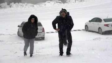 Uludağ'da kar yağışı devam ediyor, kar kalınlığı 7 santimetreyi buldu