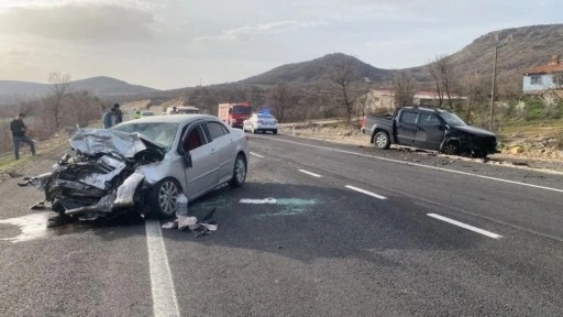 Uşak'ta feci kaza: 1 ölü, 2 yaralı