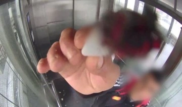 Üst geçitteki asansörün kamerasına 'sigara' bastı