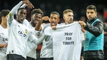 Valencialı futbolcuların gol sonrası gösterdikleri tişört alkış aldı