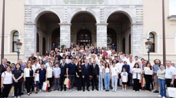 Vali Gül, LGS’de tam puan alan öğrencilere ödüllerini verdi