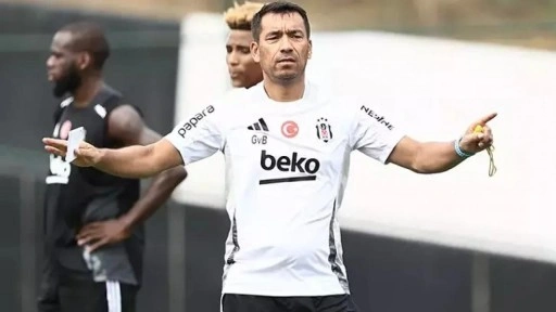 Van Bronckhorst kararsız! İki isim arasında kaldı