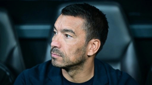 Van Bronckhorst'tan maç sonu açıklama: Biri bunu açıklasın