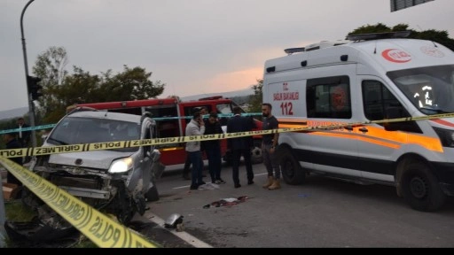 Van'da hafif ticari araç ile çöp kamyoneti çarpıştı: 1 ölü, 4 yaralı