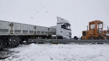 Van’da kar yağışı kazaları beraberinde getirdi