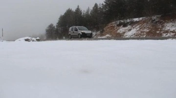 Vatandaşlar şaşkın! Nisan ayında yağan kar karayolunu beyaza bürüdü