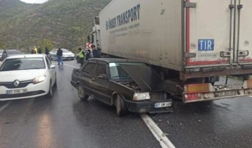 Virajı alamayan otomobil, TIR'ın altına girdi: 1’i çocuk 4 yaralı