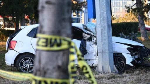 Virajı alamayarak direğe çarpan otomobilin sürücüsü öldü