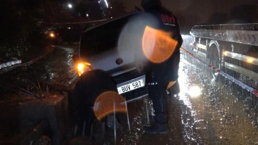 Yağmur nedeniyle yol çöktü, 3 araç çukura düştü