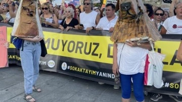 Yasaya karşı çıkanlar şimdi de köpek kılığına girdi