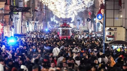 Yeni yıl öncesi İstiklal Caddesi doldu taştı