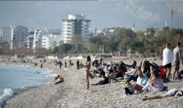 Yılın son günü Antalya'da denize girdiler: 'Buradaki havayı gördüklerinde çok şaşırdılar&#