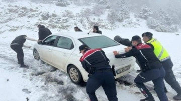 Yoğun kar sebebiyle mahsur kalan öğretmenleri jandarma kurtardı