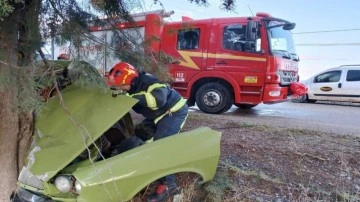 Yol kenarındaki ağaca çarpan otomobil hurdaya döndü: 2 yaralı