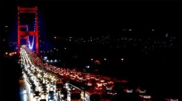 Yola çıkacaklar dikkat! İstanbul'da yollar kilit, trafik yoğunluğu yüzde 90'a çıktı