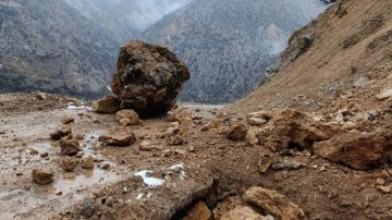 Yola düşen kaya parçaları köy yolunu ulaşıma kapattı