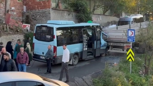 Yolcu minibüsü, park halindeki tıra çarptı: Çok sayıda yaralı var