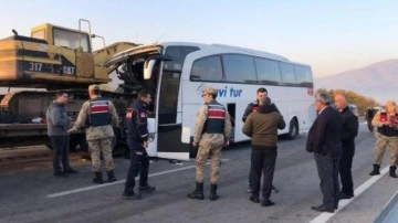 Yolcu otobüsü TIR'ın çarptığı iş makinesine çarptı: 1 ölü, çok sayıda yaralı