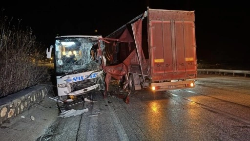 Yolcu otobüsü ve TIR çarpıştı! Afyonkarahisar'da Korkunç kaza...