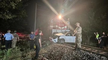 Yolcu treni otomobile çarptı! Acı haber geldi