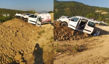 Yoldan çıkan hafif ticari araç toprak yığınına çarptı: 5 yaralı