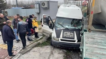 Yük treni minibüse çarptı